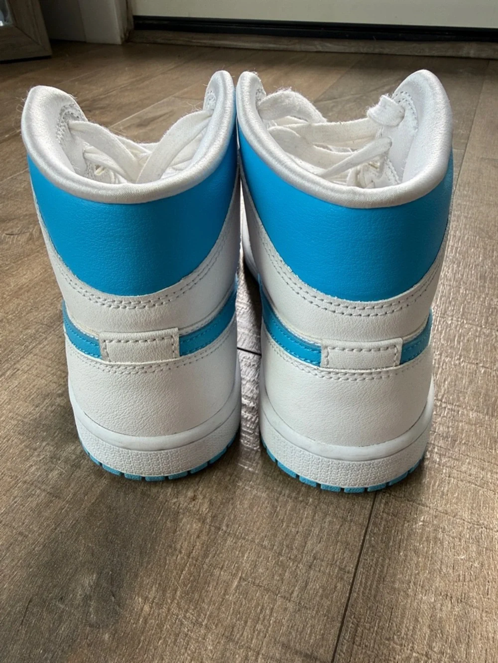 Nike Air Jordan 1 Mid UNC Women's BQ6472-114 Size 7